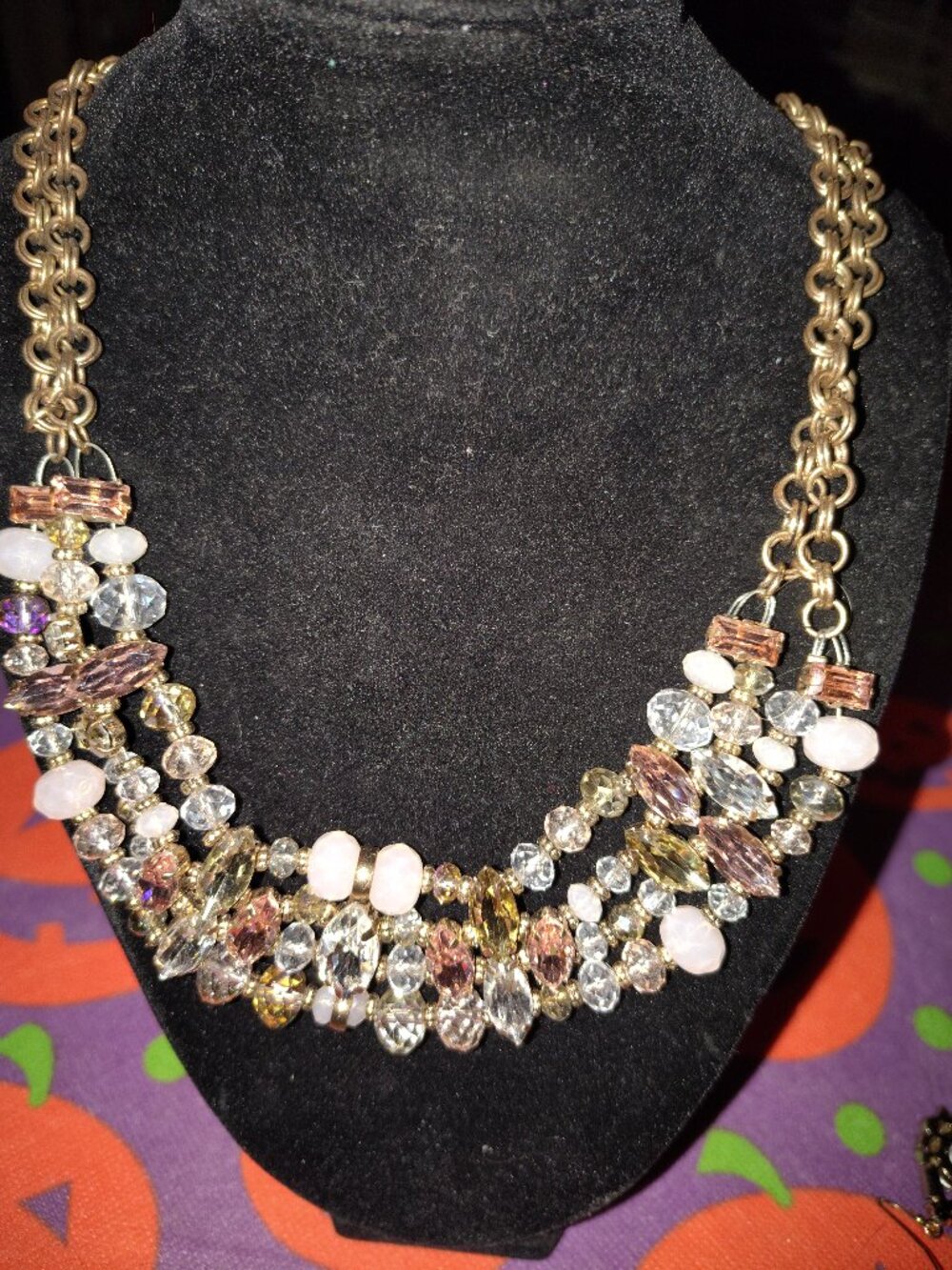 Ladies necklace ....As shown in the pics provided